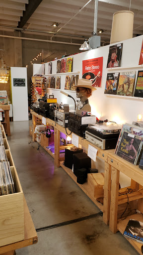 Retro Stereo (Record store in Long Beach, California, United States)